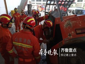 柴油叉车失控翻车司机被困操作台,消防救援成功！