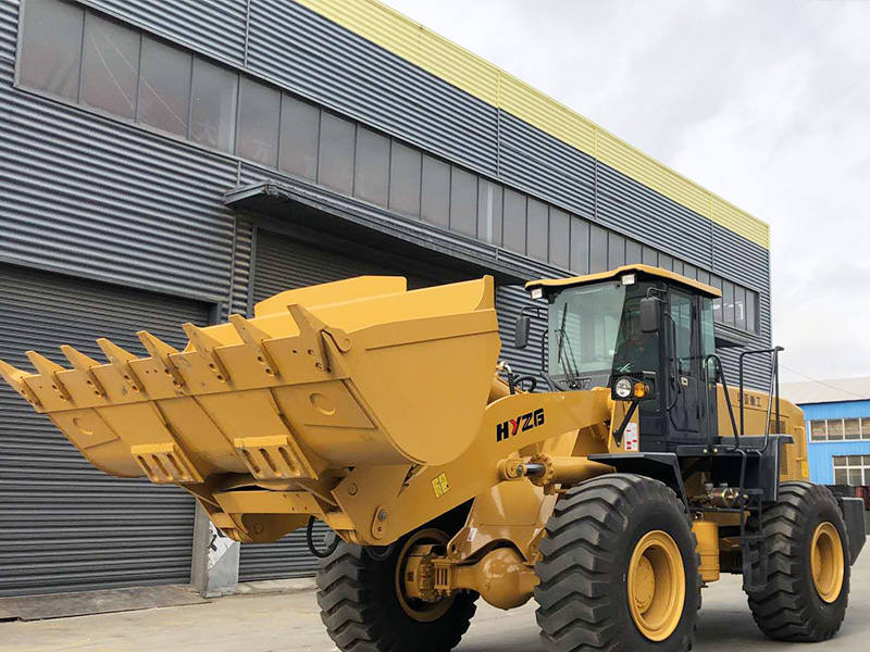 大50装载机带倾翻抓华亚重工生产。 华亚重工国标50铲车，带倾翻抓，额定荷载5吨左右，