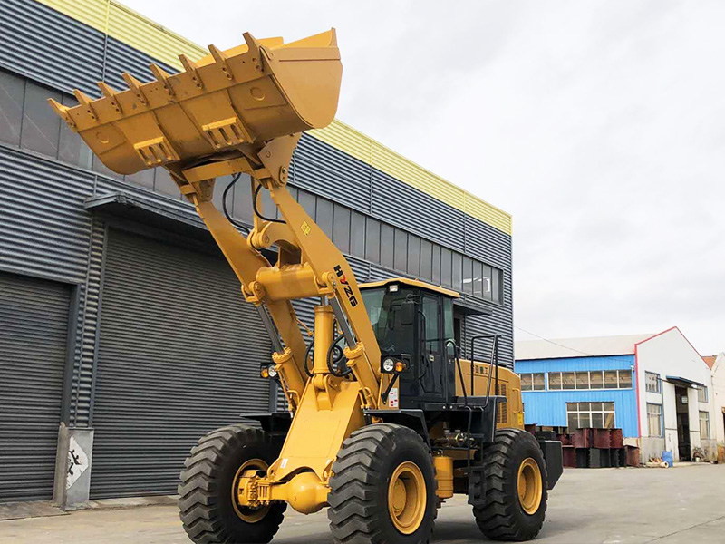 大50装载机带倾翻抓华亚重工生产。 华亚重工国标50铲车，带倾翻抓，额定荷载5吨左右，