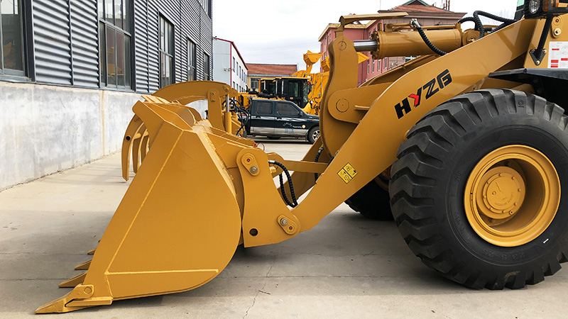大50装载机带倾翻抓华亚重工生产。 华亚重工国标50铲车，带倾翻抓，额定荷载5吨左右，