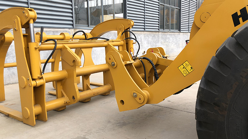 大50装载机带倾翻抓华亚重工生产。 华亚重工国标50铲车，带倾翻抓，额定荷载5吨左右，