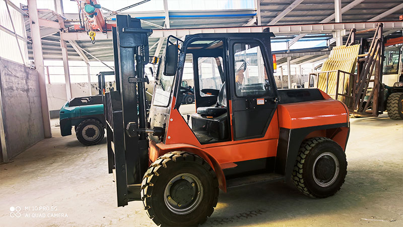 一体式四驱越野叉车