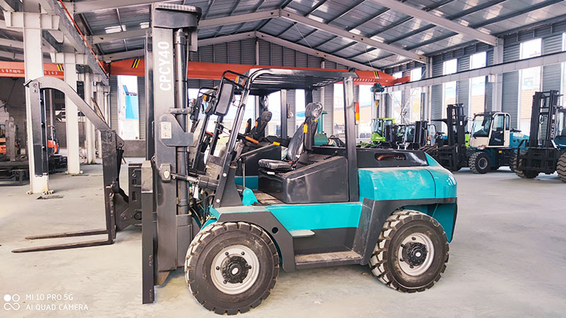 一体式四驱越野叉车