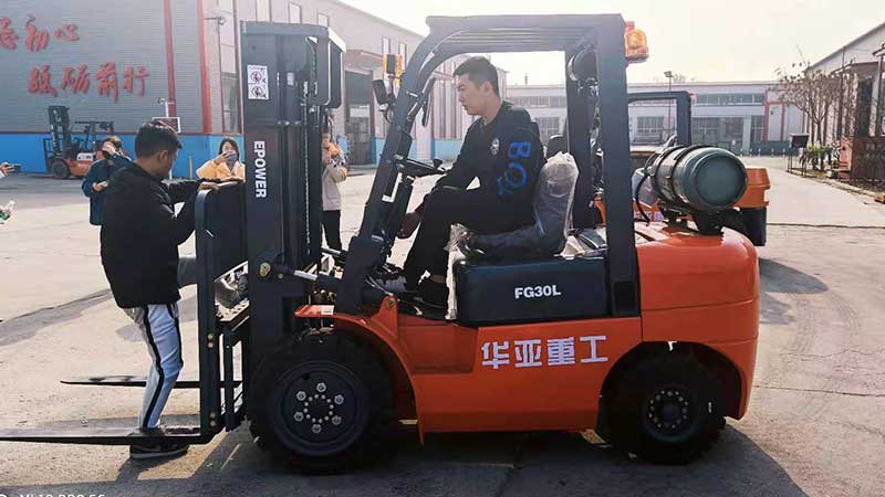 华亚重工液化气叉车